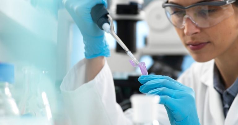 Dr. Sophie Bernard explique processus CAPA en laboratoire pharmaceutique