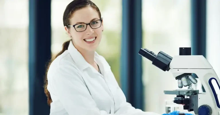 Biologiste : Métier, Formation, Salaire 2026 | Guide Complet