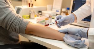 Prix d'une prise de sang bêta-HCG en 2026 : Tarifs, remboursement et astuces