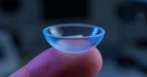 Lentilles auto-cicatrisantes : hydrogel sous UV, la révolution silencieuse